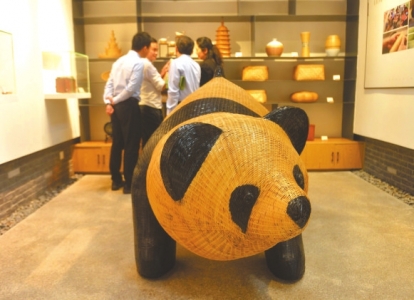 崇州市道明镇竹艺村，当地竹编艺人用竹子编的憨态可掬的大熊猫