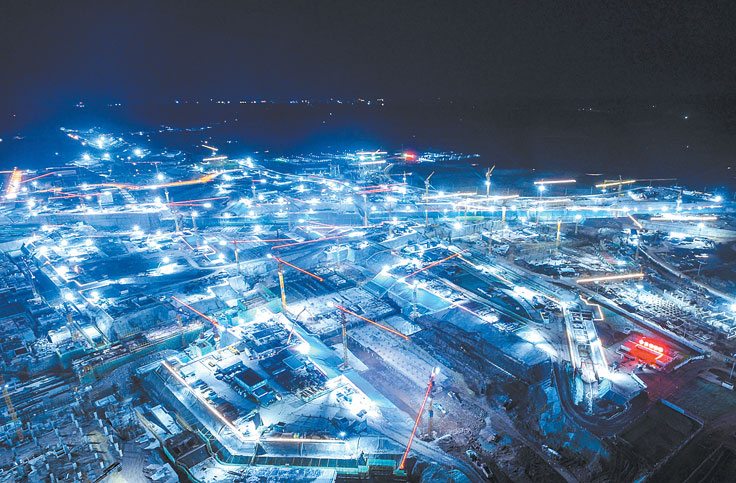 夜晚的天府国际机场建设工地上光影飞舞