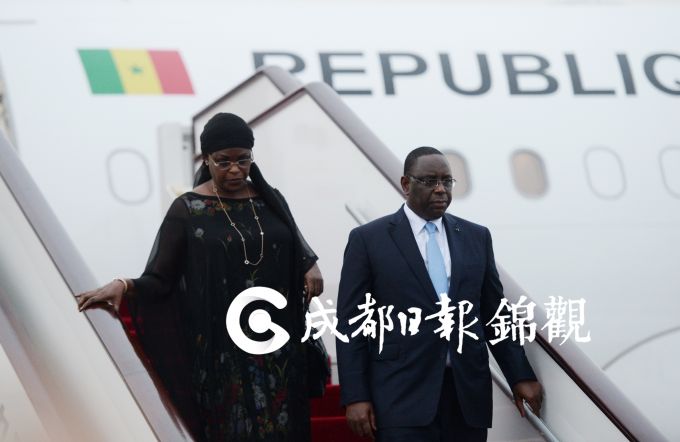 塞内加尔总统飞抵成都