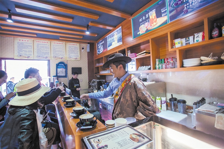 居民在文化体育活动中心的咖啡馆享受咖啡